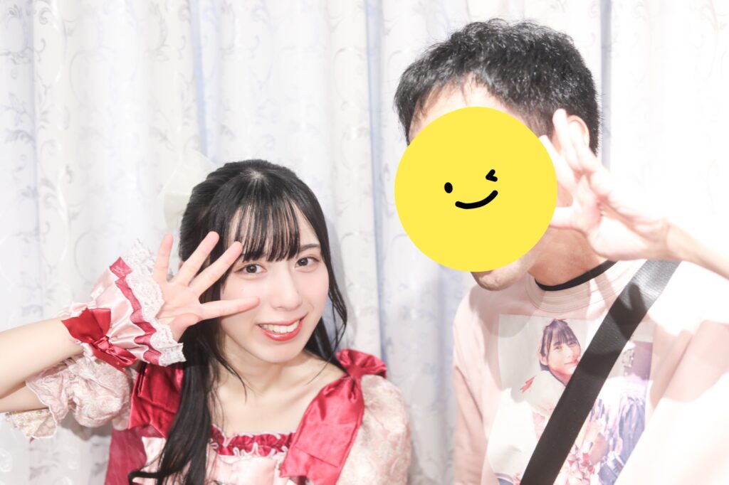 embellir(あんべりー)の水野ひなたちゃんと特典会で撮ってもらったツーショット。二人とも指で「4」を作って、4日間連続ライブで毎日会えた喜びを共有している。
2025年11月24日 GOTANDA G3 横Fesにて撮影。