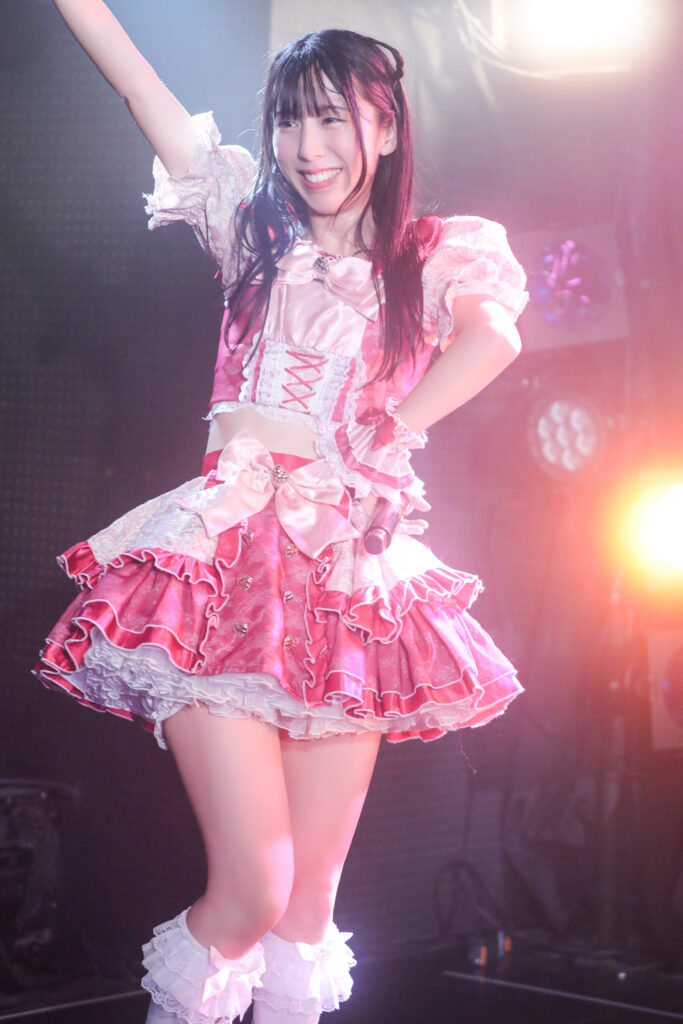 embellir(あんべりー)の水野ひなたちゃんをライブ中に撮影した写真。
とても優しくほほえんでいる。
2025年11月22日 Zirco Tokyo SYNC FESTAにて撮影。