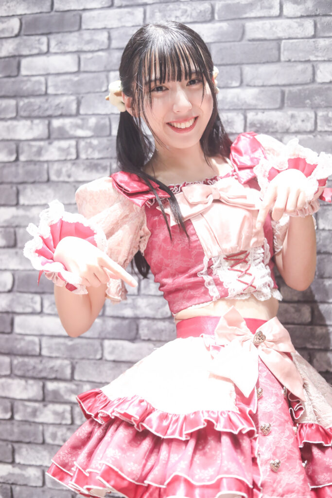 embellir(あんべりー)の水野ひなたちゃんを特典会で撮影したワンショット写真。
いい肉の日ということでちょっぴり衣装に乗ったわき腹のお肉をアピールしてくれている。
ちょっと得意気な笑顔が可愛い。
2025年11月29日　GOTANDA G4　UK祭にて撮影。