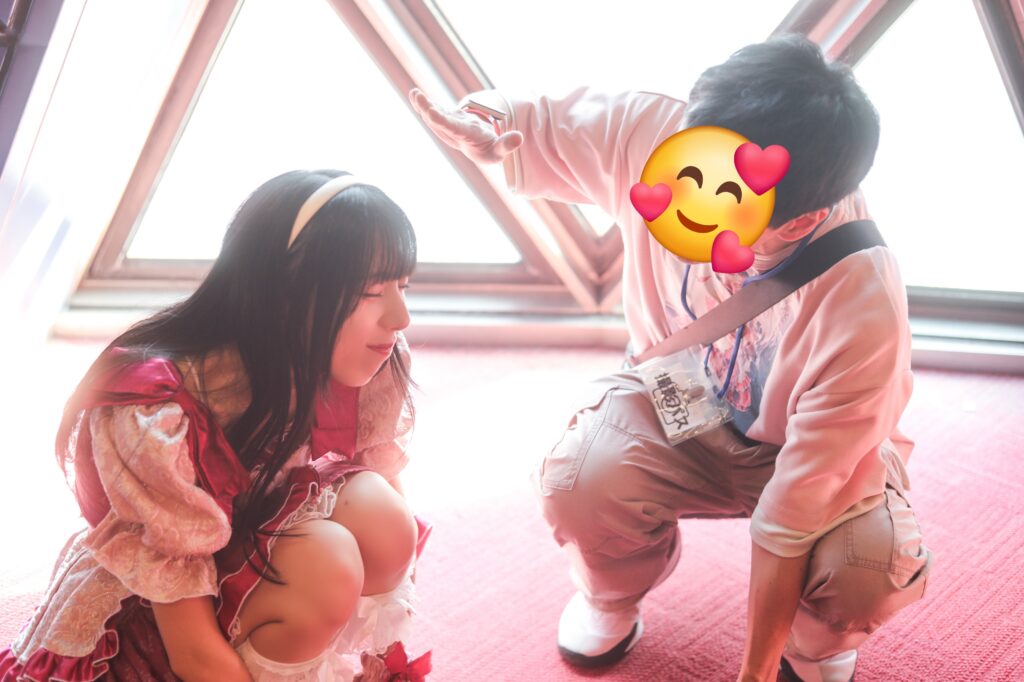 embellir(あんべりー)の水野ひなたちゃんと特典会で撮ってもらったツーショット写真。
頭をぶつけてしまったひなたちゃんがしゃがんでいたので、痛いの痛いのとんでけ～と撫でているポーズ。目を細めて少し微笑んでいるのが可愛い。
2025年11月30日　渋谷SHIDAX Culture Hall　IDOL大博覧会にて撮影。