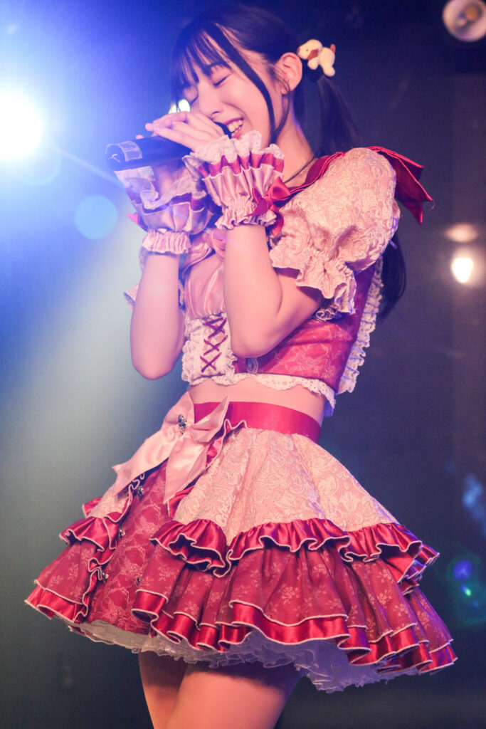 embellir(あんべりー)の水野ひなたちゃんをライブ中に撮影した写真。
目を閉じて一つ一つのフレーズを噛みしめるように歌っている。
2025年11月29日　GOTANDA G4　UK祭にて撮影。