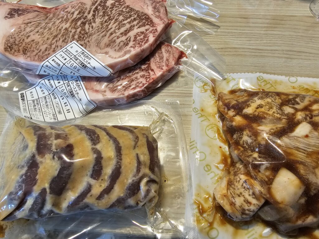 肉の卸問屋アオノさんの通販で届いた肉ガチャ。ステーキや牛タンなど豪華なお肉が入っていた。