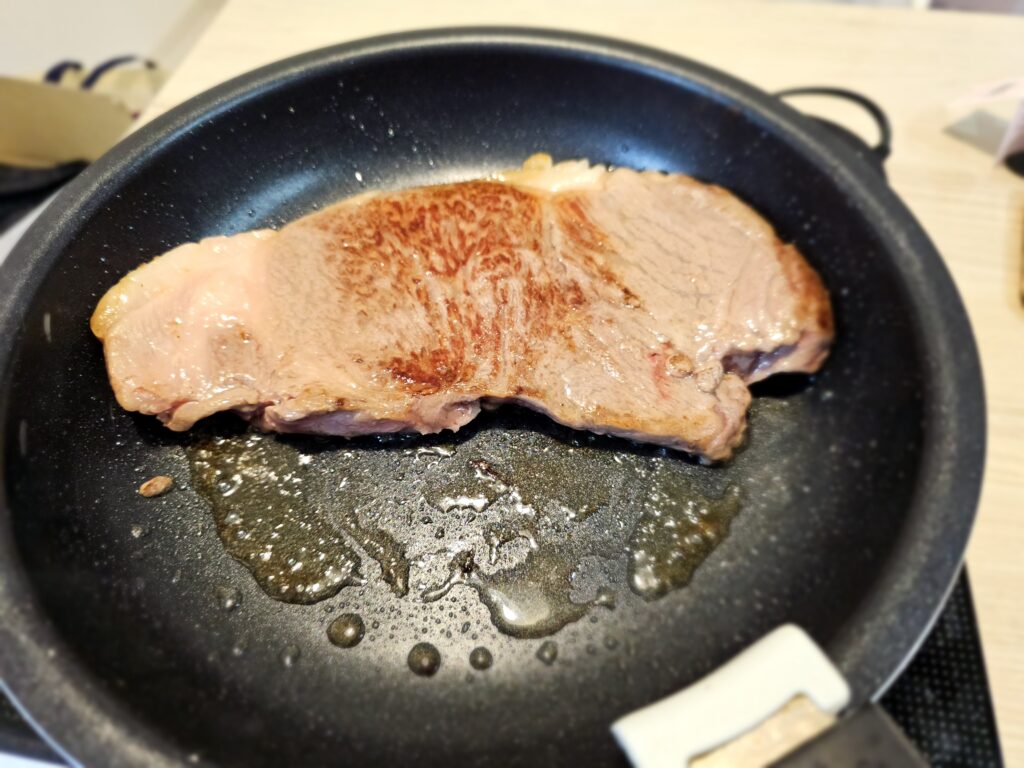 肉ガチャで届いたステーキを調理した様子。