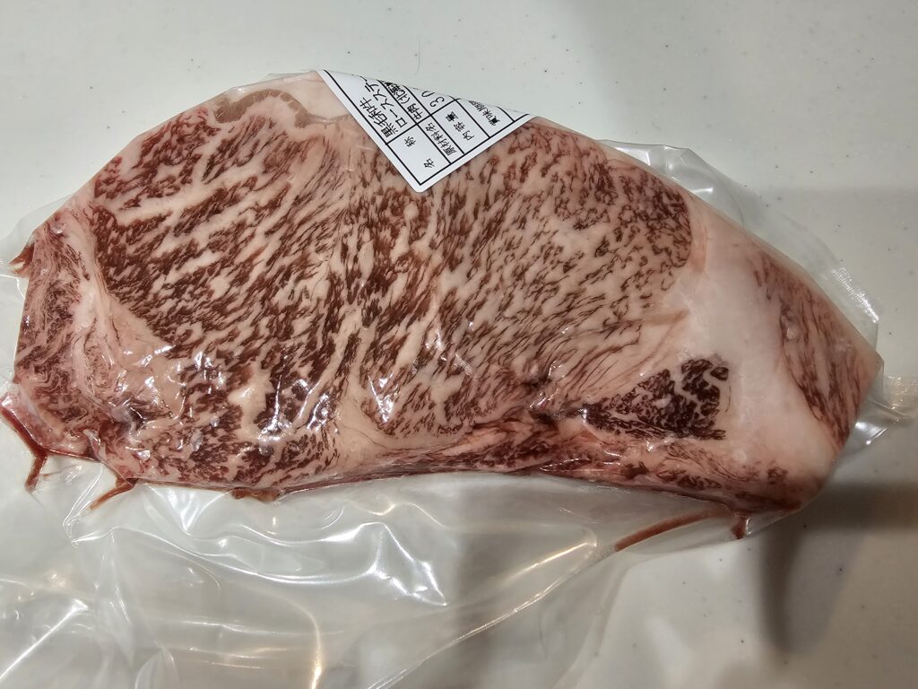 肉ガチャで届いたステーキ。冷凍してパウチした状態。