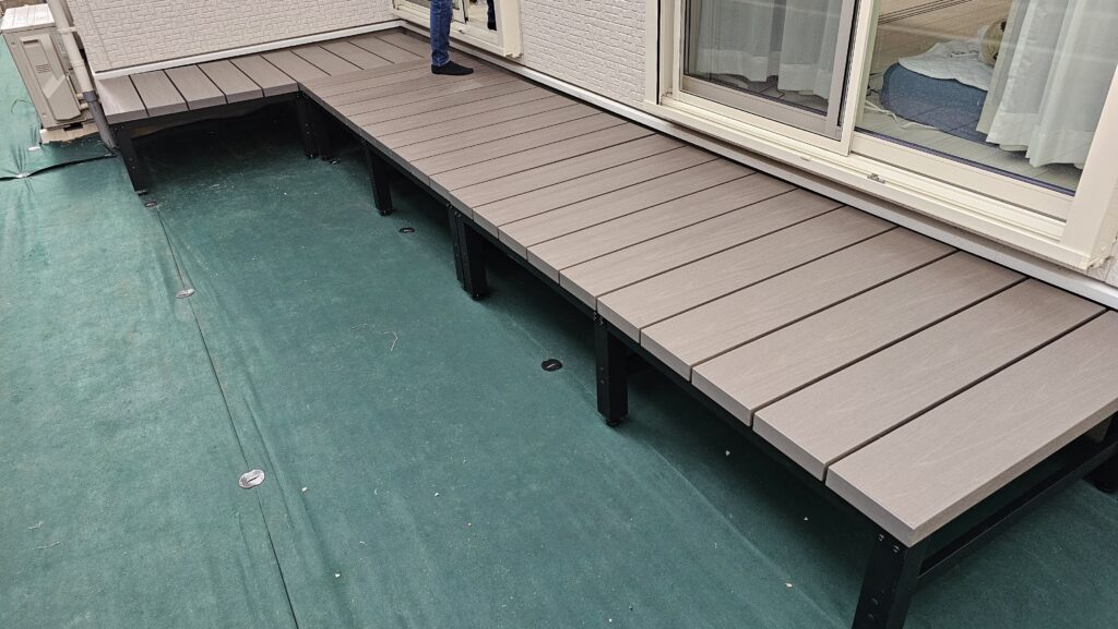 防草シートを張った当時の庭の様子。ウッドデッキも設置してかなり充実した庭という感じになった。