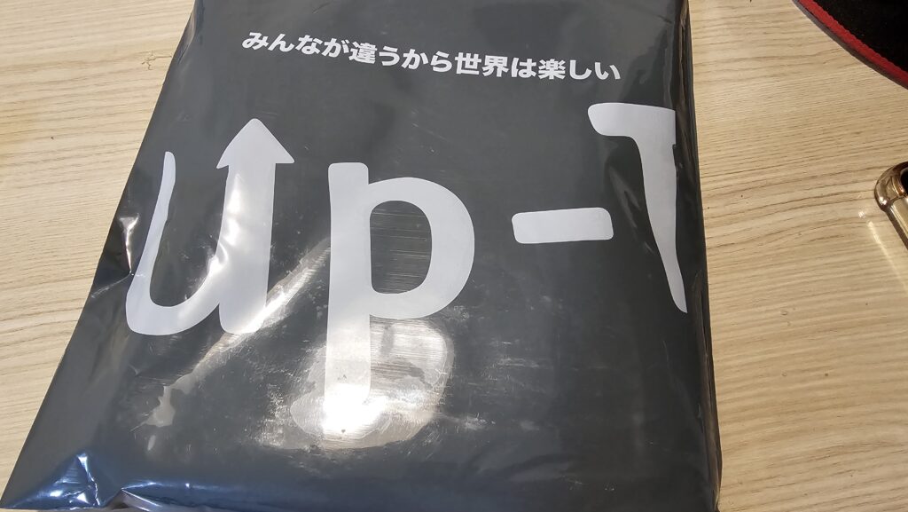 UP-Tから届いたTシャツの開封前の様子。