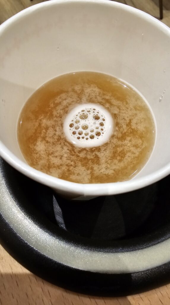 献血ルームの待合室で飲んだオニオンスープ。湯気まで写っていないがアツアツだった。