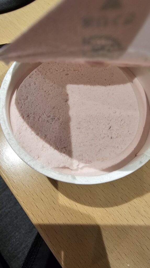 献血のご褒美にもらったレディボーデンストロベリー味を開封した状態。