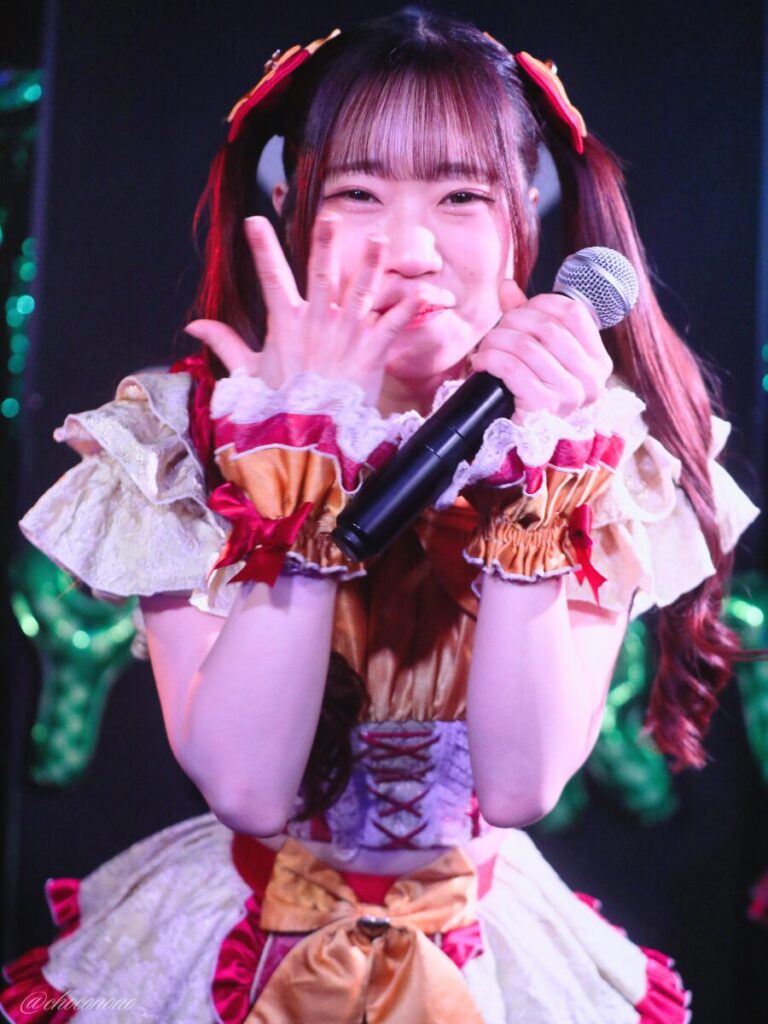 embellir(あんべりー)の泡沫あおい(うたかたあおい)ちゃんを最前列0番の位置からライブ中に撮影した写真。 口元を手で隠すようにしながらこちらを見つめている。 2026年3月22日神田CLUB F♯　七瀬ましろ生誕祭2026 ～ねぇねぇ教えて！ましろ、今日も可愛い？～にて撮影。