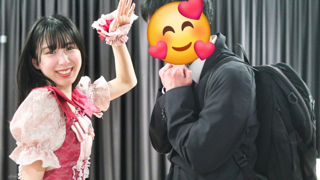 embellir(あんべりー)の水野ひなた(みずのひなた)ちゃんと特典会で撮ってもらったツーショット写真。 ひなたちゃんはおろしたストレートヘアー。 仕事帰りの私のことをなでるジェスチャーをしてくれている。 2026年3月27日GOTANDA G4 無銭ぷろじぇくと!!にて撮影。