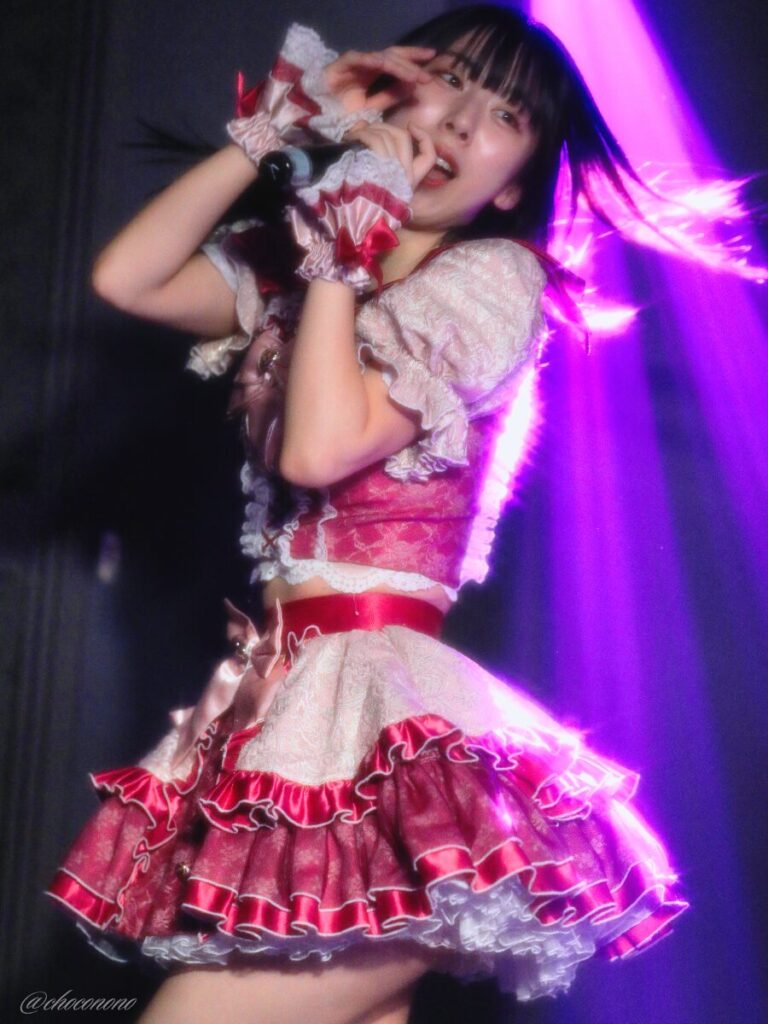 embellir(あんべりー)の水野ひなた(みずのひなた)ちゃんを最前列下手3番あたりからライブ中に撮影した写真。 ひなたちゃんはおろしたストレートヘアー。 ダンスの動きに合わせてふわっと浮いた髪に照明が当たってキラキラしている。 2026年3月27日GOTANDA G4 無銭ぷろじぇくと!!にて撮影。