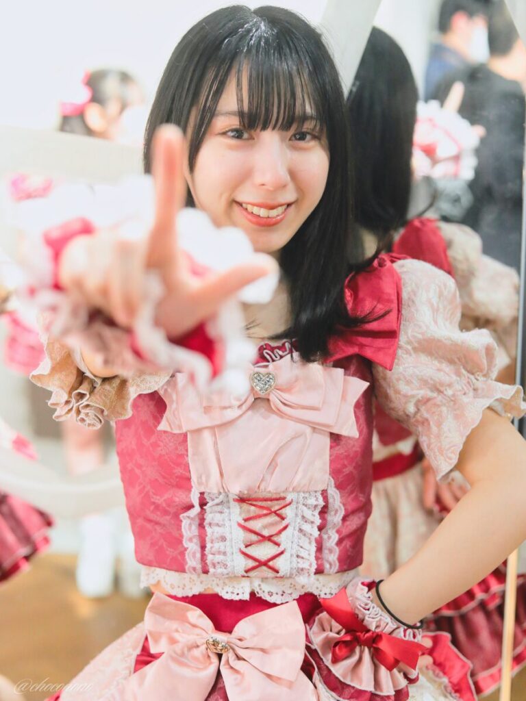 embellir(あんべりー)の水野ひなた(みずのひなた)ちゃんを特典会で撮らせてもらったソロショット写真。 ひなたちゃんはおろしたストレートヘアー。 ライブ中に撮れた写真を再現してこちらを指さして微笑んでくれている。 2026年3月27日GOTANDA G4 無銭ぷろじぇくと!!にて撮影。