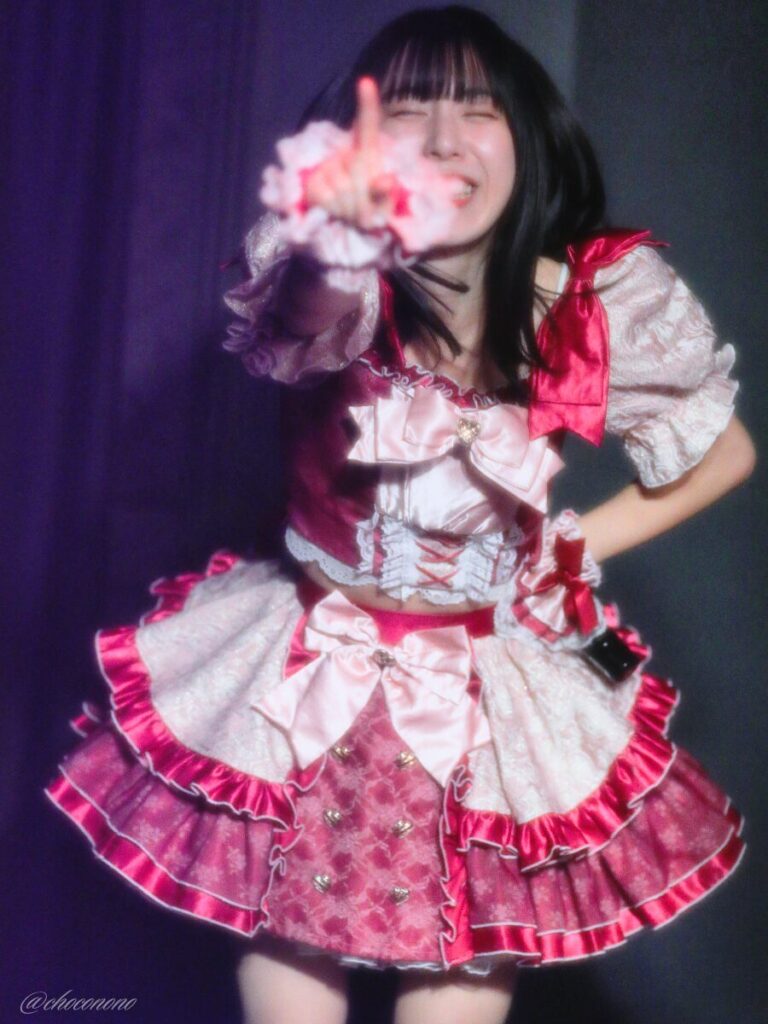 embellir(あんべりー)の水野ひなた(みずのひなた)ちゃんを最前列下手3番あたりからライブ中に撮影した写真。 特大の笑顔でこちらを指さしてくれている。 2026年3月27日GOTANDA G4 無銭ぷろじぇくと!!にて撮影。