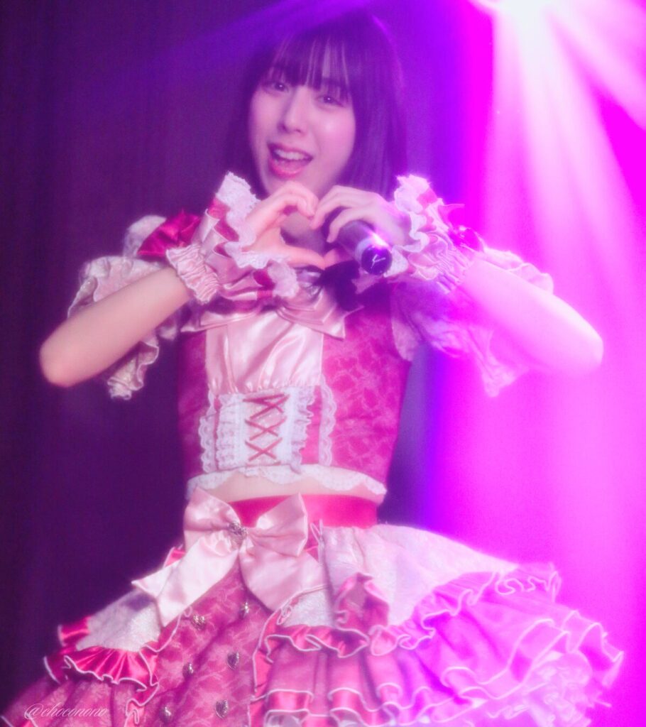 embellir(あんべりー)の水野ひなた(みずのひなた)ちゃんを最前列下手3番あたりからライブ中に撮影した写真。 ひなたちゃんはおろしたストレートヘアー。 手でハートを作りながらこちらに微笑みかけてくれている。 2026年3月27日GOTANDA G4 無銭ぷろじぇくと!!にて撮影。