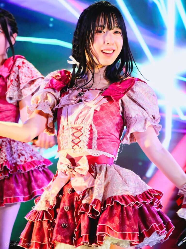 embellir(あんべりー)の水野ひなた(みずのひなた)ちゃんを最前列0番の位置からライブ中に撮影した写真。 ひなたちゃんはストレートヘアーに編み込みをしている。 笑顔でダンスパフォーマンスをしている。 2026年3月28日中野坂上S.U.B Tokyo Tune JACKにて撮影。