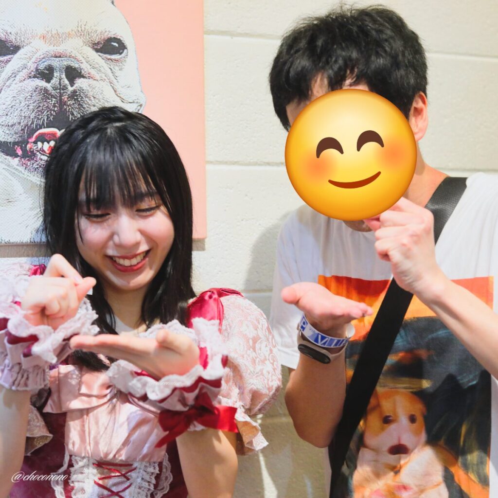 embellir(あんべりー)の水野ひなた(みずのひなた)ちゃんと特典会で撮ってもらったツーショット写真。 ひなたちゃんはストレートヘアーに一束編みたらしにしている。 二人でお勉強しているジェスチャー。 2026年3月28日中野坂上S.U.B Tokyo Tune JACKにて撮影。