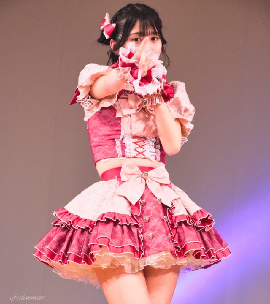 embellir(あんべりー)の水野ひなた(みずのひなた)ちゃんを最前列0番の位置からライブ中に撮影した写真。 ベリーベリーの「必然的」の歌詞に合わせて小指を立てて約束ポーズ。 2026年4月4日なかのZERO小ホール IDOL SODA Stream!!にて撮影。