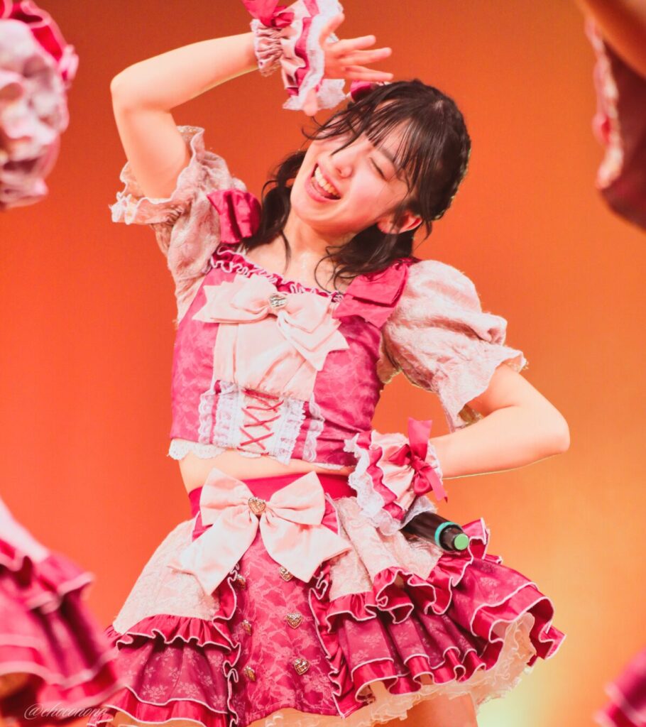 embellir(あんべりー)の水野ひなた(みずのひなた)ちゃんを最前列0番の位置からライブ中に撮影した写真。 ひなたちゃんは編み込みにくるみちゃんヘアー。衣装のイメージにぴったりなベリーカラーのリボンをしている。 ときめきフルスロットルの「君を見つけたの」の歌詞に合わせて見つけたことに喜んでいるような笑顔。 2026年4月4日なかのZERO小ホール IDOL SODA Stream!!にて撮影。