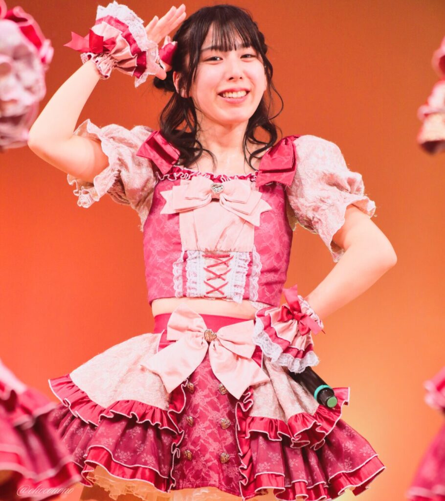 embellir(あんべりー)の水野ひなた(みずのひなた)ちゃんを最前列0番の位置からライブ中に撮影した写真。 ひなたちゃんは編み込みにくるみちゃんヘアー。衣装のイメージにぴったりなベリーカラーのリボンをしている。 ときめきフルスロットルの「君を見つけたの」の歌詞に合わせて、手でひさしを作りながらこちらを見つめてくれている。 2026年4月4日なかのZERO小ホール IDOL SODA Stream!!にて撮影。