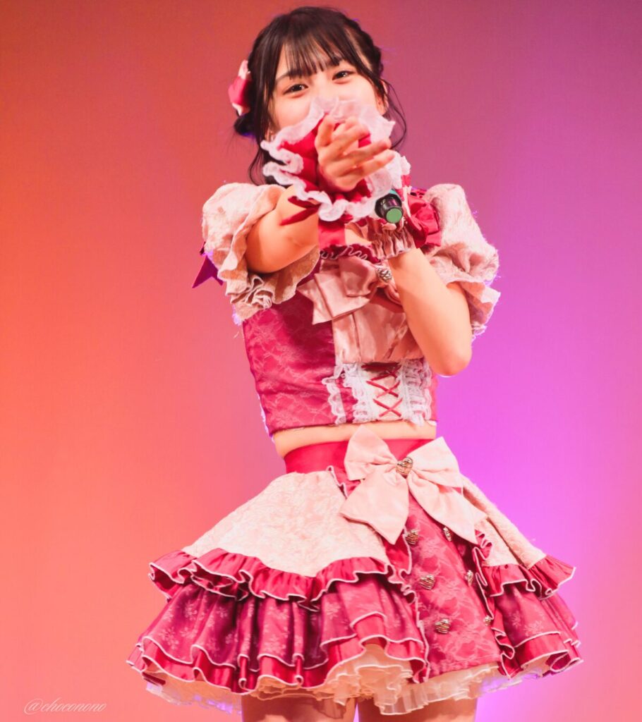 embellir(あんべりー)の水野ひなた(みずのひなた)ちゃんを最前列0番の位置からライブ中に撮影した写真。 ベリーベリーの「可愛いが欲しいの」の歌詞に合わせてほしがりポーズ。 2026年4月4日なかのZERO小ホール IDOL SODA Stream!!にて撮影。