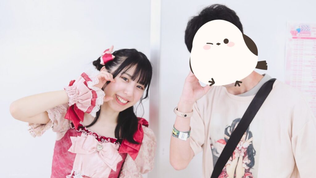 embellir(あんべりー)の水野ひなた(みずのひなた)ちゃんと特典会で撮ってもらったツーショット写メ。 ひなたちゃんはくるみちゃんヘアーに衣装の色と同じピンクにベリー色のリボン。 二人でほっぺにCを作って幸せの日アピール。 2026年4月4日なかのZERO小ホール IDOL SODA Stream!!にて撮影。