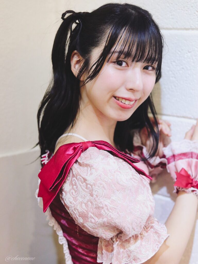 embellir(あんべりー)の水野ひなた(みずのひなた)ちゃんを特典会で撮らせてもらったソロショット写真。 ひなたちゃんは髪の毛をちょうちょ結びにしてハムちゃんヘアー。 ハム耳が見えるように壁に手をついて振り向きながらアピールしてくれている。 2026年4月5日中野坂上S.U.B Tokyo 妃Fesにて撮影。