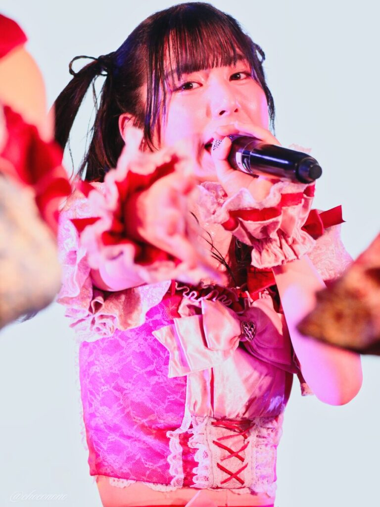 embellir(あんべりー)の水野ひなた(みずのひなた)ちゃんを最前列0番の位置からライブ中に撮影した写真。 ひなたちゃんはハーフツインの根元を輪っかに結んでハムちゃんヘアー。 フツーに奇跡!!の「私の手を離さないで」の歌詞に合わせて手を差し伸べてくれている。 2026年4月5日中野坂上S.U.B Tokyo 妃Fesにて撮影