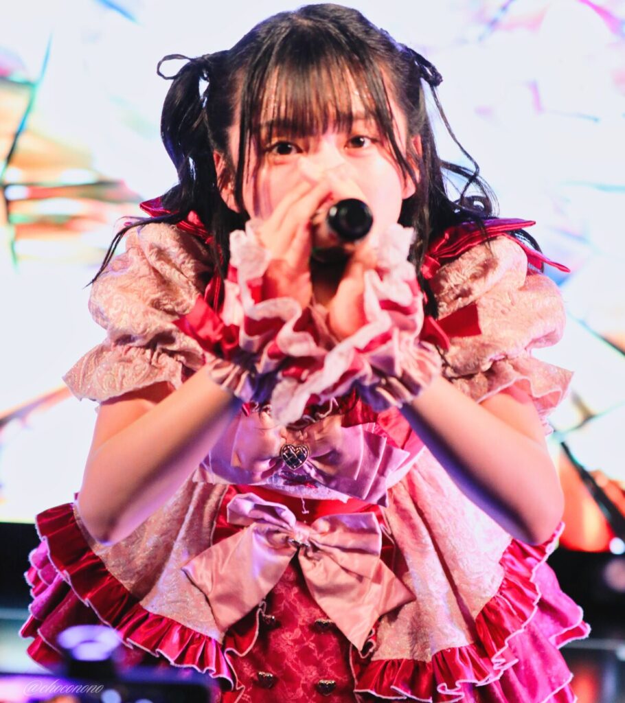 embellir(あんべりー)の水野ひなた(みずのひなた)ちゃんを最前列0番の位置からライブ中に撮影した写真。 ひなたちゃんはハーフツインの根元を輪っかに結んでハムちゃんヘアー。 フツーに奇跡!!の「出会えて良かった ありがとう」の歌詞に合わせておじぎをしながらこちらを見つめてくれている。 2026年4月5日中野坂上S.U.B Tokyo 妃Fesにて撮影。