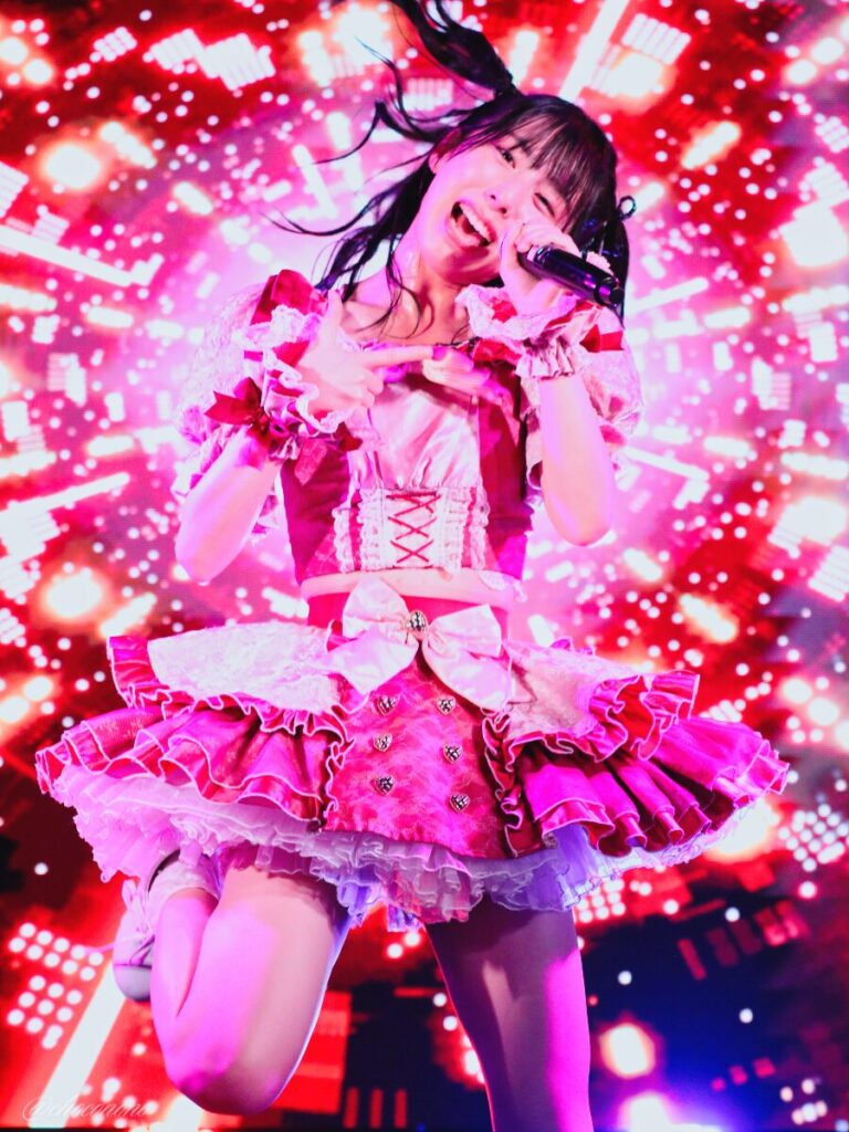 embellir(あんべりー)の水野ひなた(みずのひなた)ちゃんを最前列0番の位置からライブ中に撮影した写真。 ひなたちゃんはハーフツインと根元を輪っかに結んでハムちゃんヘアー。 ベリーベリーの「シャッターチャンス」の歌詞に合わせてダイナミックにダンスしていて、足も高く上がり、髪も重力に逆らって跳ねていてまさにシャッターチャンス。 2026年4月5日中野坂上S.U.B Tokyo 妃Fesにて撮影。