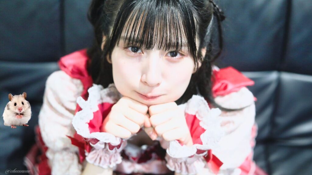 embellir(あんべりー)の水野ひなた(みずのひなた)ちゃんを特典会で撮らせてもらったソロショット写真。 ひなたちゃんは髪の毛をちょうちょ結びにしてハムちゃんヘアー。 ほっぺをぷくっと膨らませて上目遣いでハムちゃんポーズをしてもらった。あまりにも可愛い。 2026年4月5日中野坂上S.U.B Tokyo 妃Fesにて撮影。