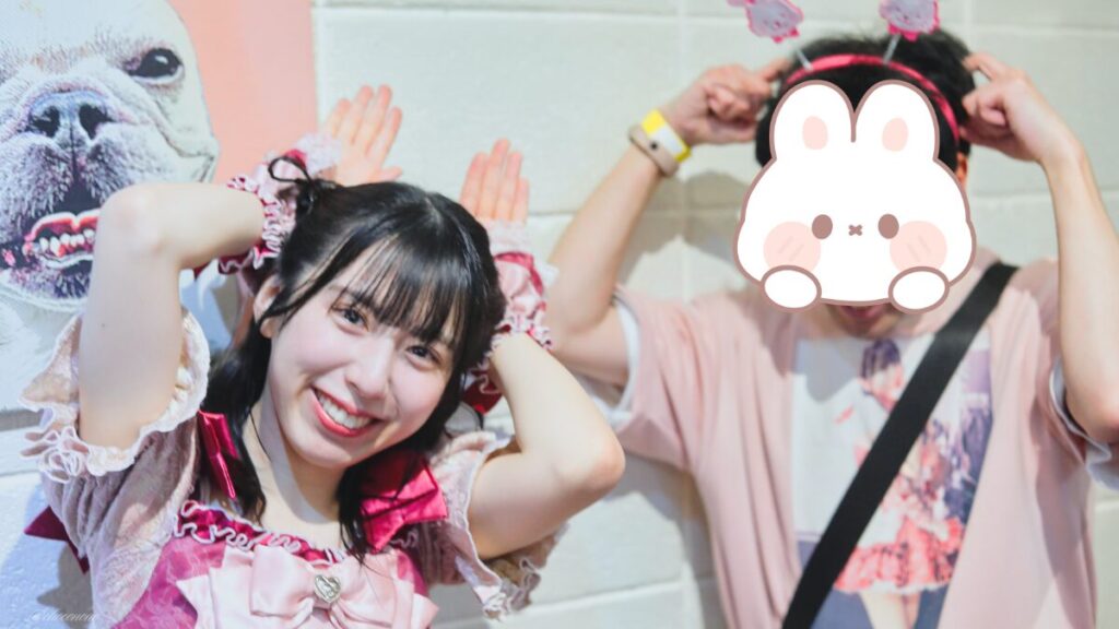 embellir(あんべりー)の水野ひなた(みずのひなた)ちゃんと特典会で撮ってもらったツーショット写真。 ひなたちゃんは髪の毛をちょうちょ結びにしてハムちゃんヘアー。 ひなたちゃんは頭の上に手のひらを広げてうさ耳、私は頭の上に小さな耳を作ってハムちゃんをそれぞれ表現している。 2026年4月5日中野坂上S.U.B Tokyo 妃Fesにて撮影。