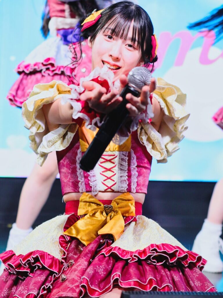 embellir(あんべりー)の水野ひなた(みずのひなた)ちゃんを最前列下手2番あたりからライブ中に撮影した写真 ひなたちゃんは普段と衣装を交換してきいろ色の衣装。お団子からちょろちょろとしっぽが出ているような髪型。 ベリーベリーの「可愛いが欲しいの」の歌詞に合わせてほしがりポーズ。 2026年4月9日SHIBUYA ONE5 embellir主催ライブにて撮影。