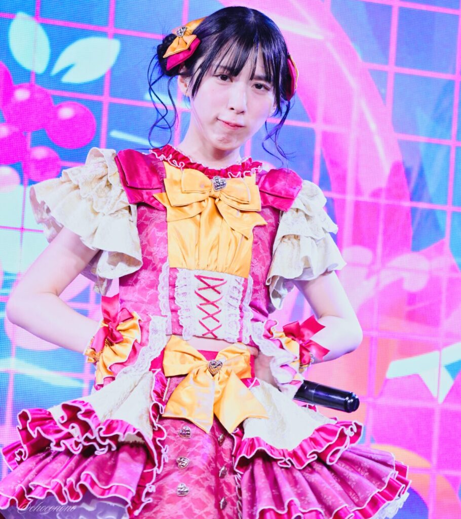 embellir(あんべりー)の水野ひなた(みずのひなた)ちゃんを最前列下手2番あたりからライブ中に撮影した写真 ひなたちゃんは普段と衣装を交換してきいろ色の衣装。お団子からちょろちょろとしっぽが出ているような髪型。 こちらを見て「むむっ」と思案顔。 2026年4月9日SHIBUYA ONE5 embellir主催ライブにて撮影。