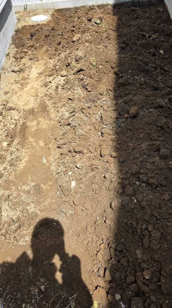 一帯を一度掘り返して土の山が出来た状態の庭