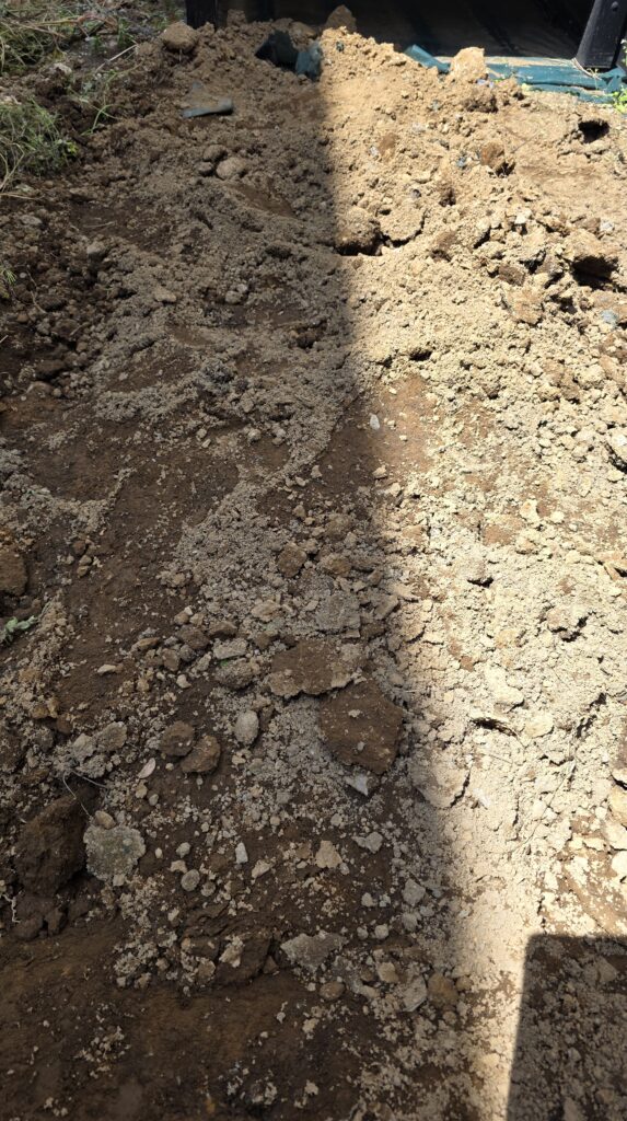 一帯を一度掘り返して土の山が出来た状態の庭