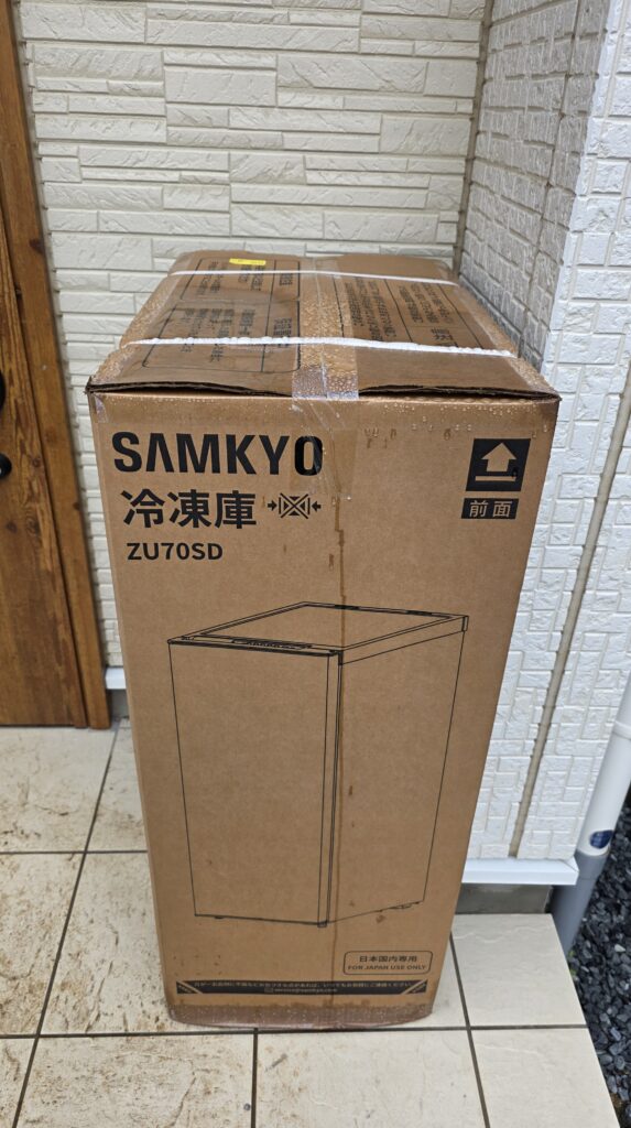 家の玄関前に置き配で届いていた冷凍庫の箱。