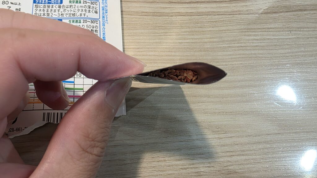 あま~いニンジン紅かおりの種の袋の中身。とても小さな種がたくさん入っている。