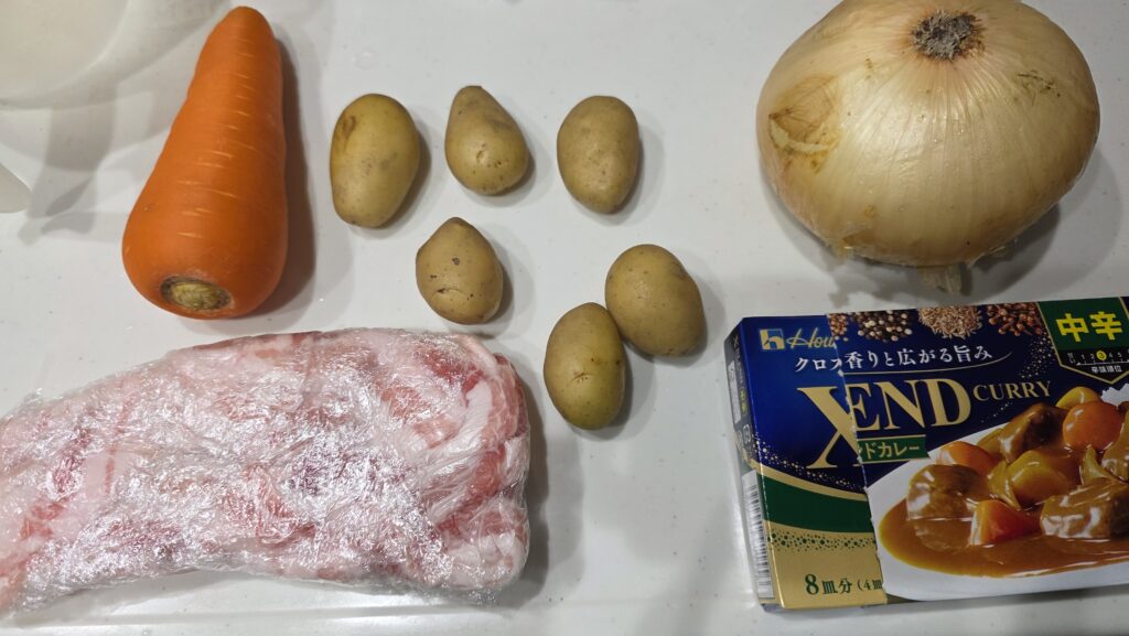 にんじん、じゃがいも、玉ねぎ、豚バラ肉、カレールウ