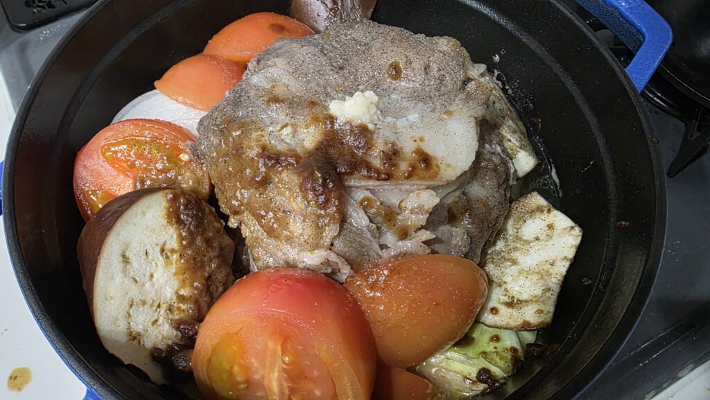 25分煮込んでふたを開けた様子。まだ水分が出きっておらず、後から追加したトマトやなす、ラム肉が完全に煮込めていない状態。