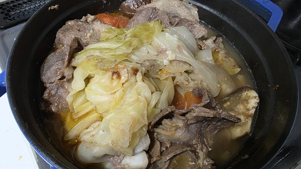 いったん中の野菜や肉をかき混ぜて再度10分間煮込んでふたを開けた様子。キャベツはくたくたになり、全ての具材にしっかりと火が通った状態。