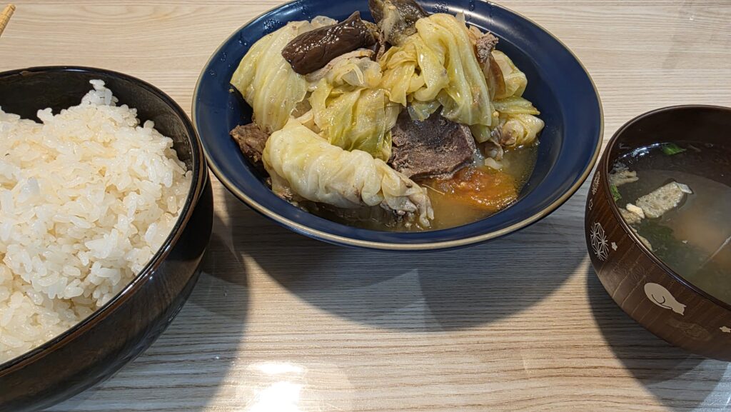 白ご飯、無水トマトジンギスカン風煮込み、お味噌汁