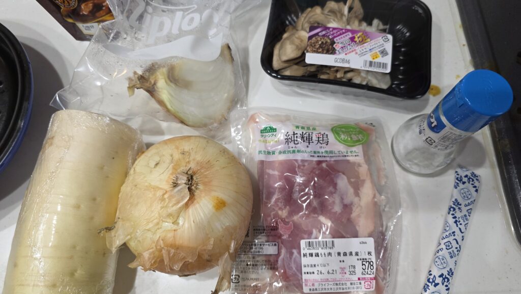 大根半分、玉ねぎ1玉と1/4玉、舞茸、鶏もも肉、アジシオ、あごだし顆粒