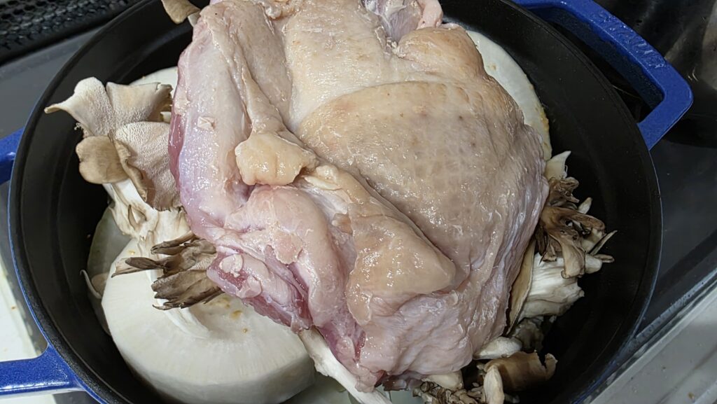 玉ねぎと大根の上からさらに舞茸、鶏もも肉を乗せた状態。