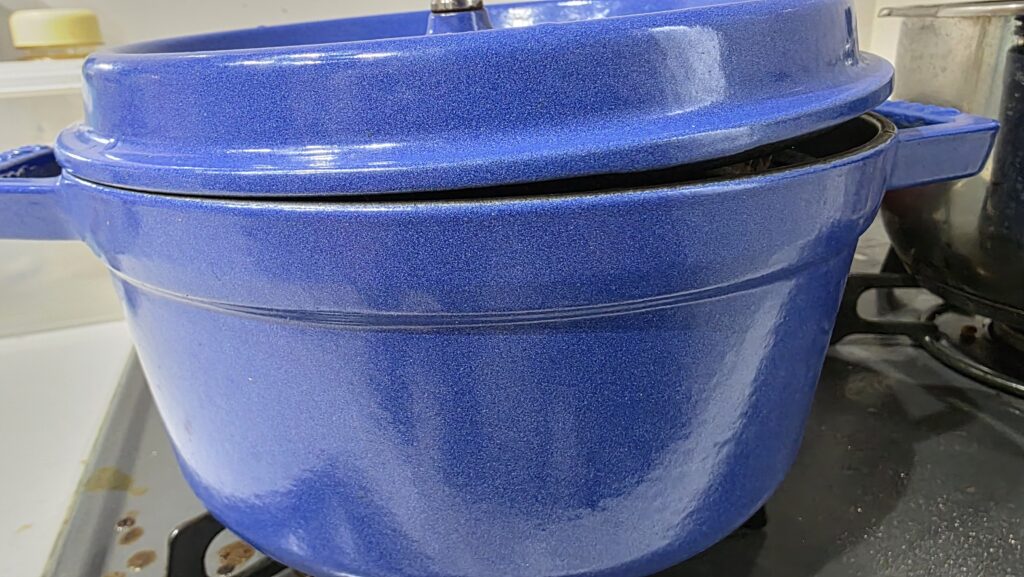 蓋が閉まらず右側に少し浮いて隙間になっている部分がある状態。