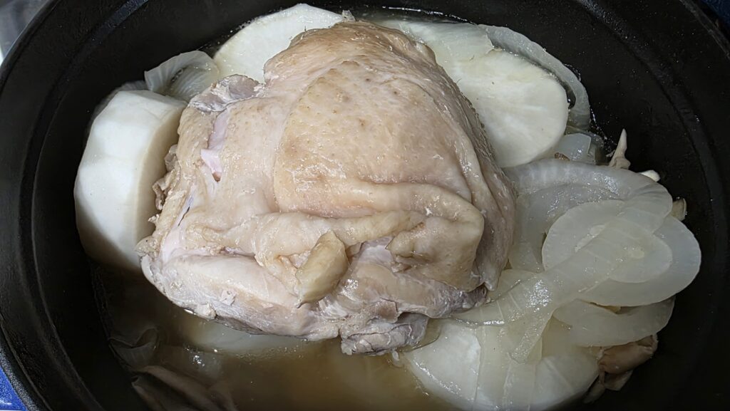 25分煮込んで開けてみた様子。まだ野菜の水分が出きっておらず、大根も水に浸かっていない部分があるので硬そうな色をしている。