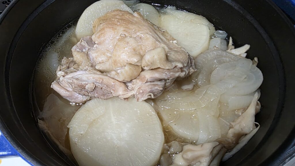 鍋底をかき回してから再度10分間煮込んだ後の様子。大根にも火が通っている。