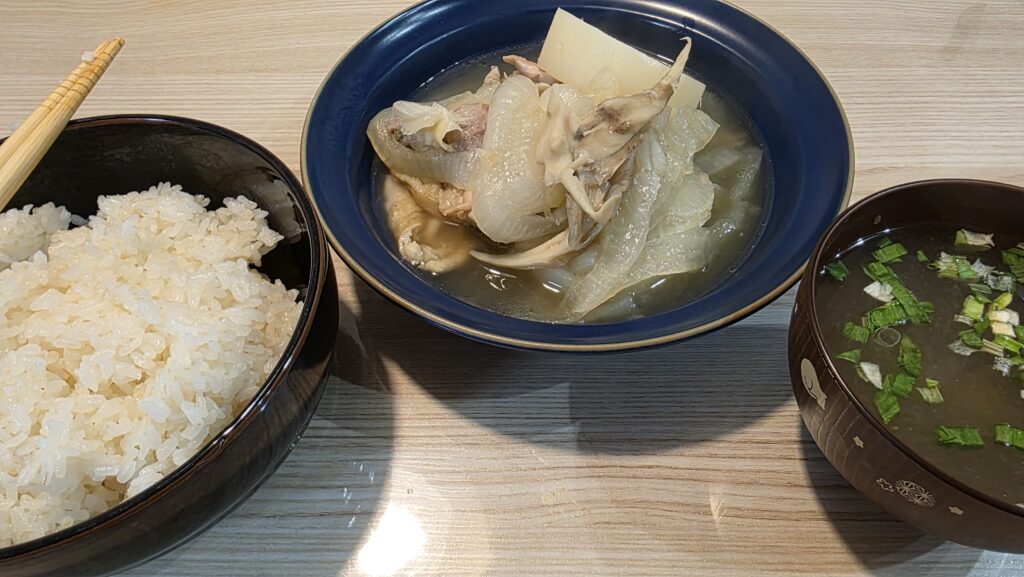 白ご飯、無水あごだし鶏大根、お味噌汁。