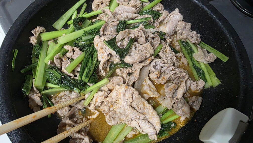 豚肉と小松菜の味噌だれ炒めが完成した様子