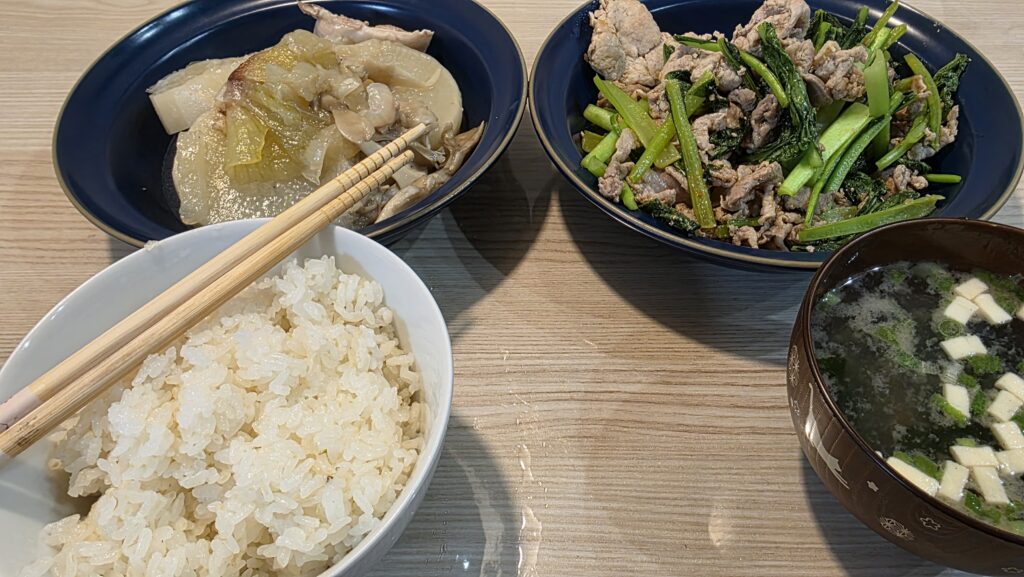 白ご飯、無水あごだし鶏大根、豚肉と小松菜の味噌だれ炒め、お味噌汁