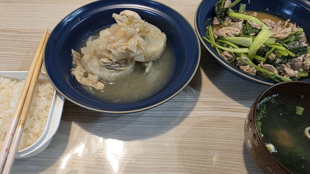 白ご飯、無水あごだし鶏大根、豚肉と小松菜の味噌だれ炒め、お味噌汁